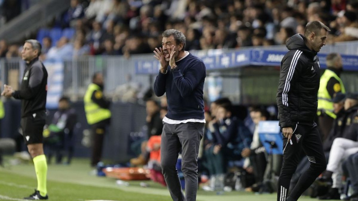 Jesús Galván da instrucciones durante el partido contra el Málaga.