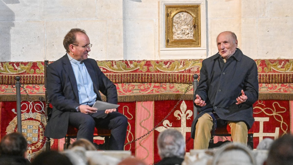 Diálogo entre el artista manchego creador de las nueva puertas de bronce Antonio López, y el canónigo Carlos Izquierdo
