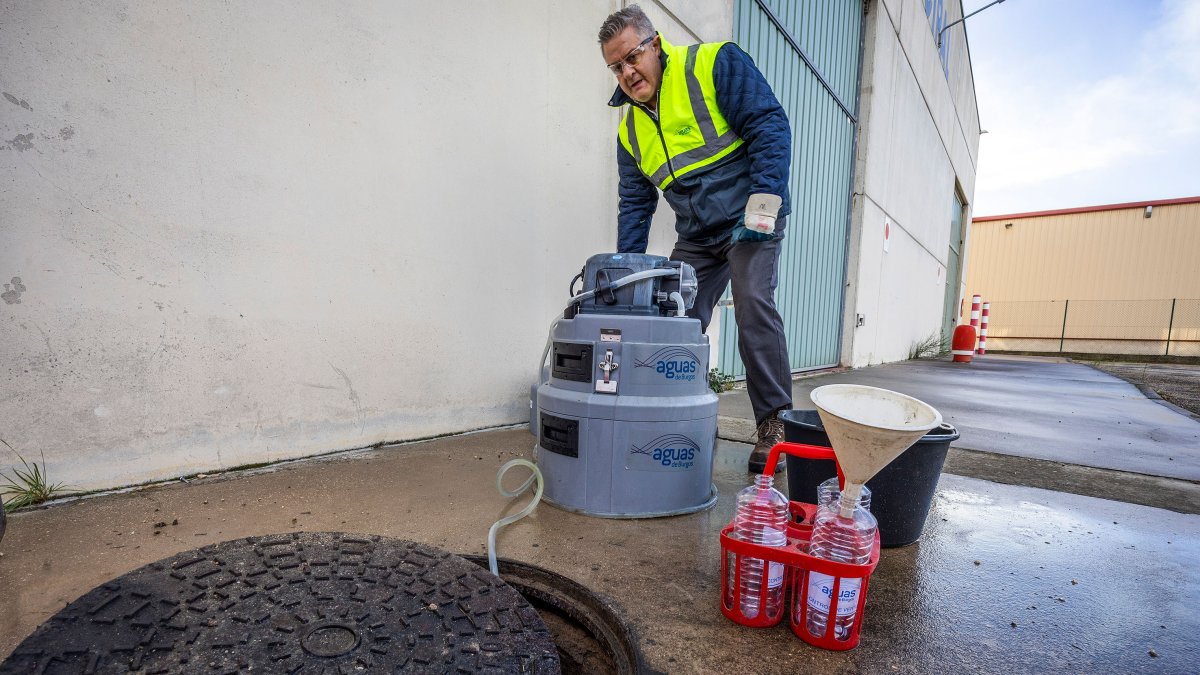 Un técnico en una toma de muestras de la red.