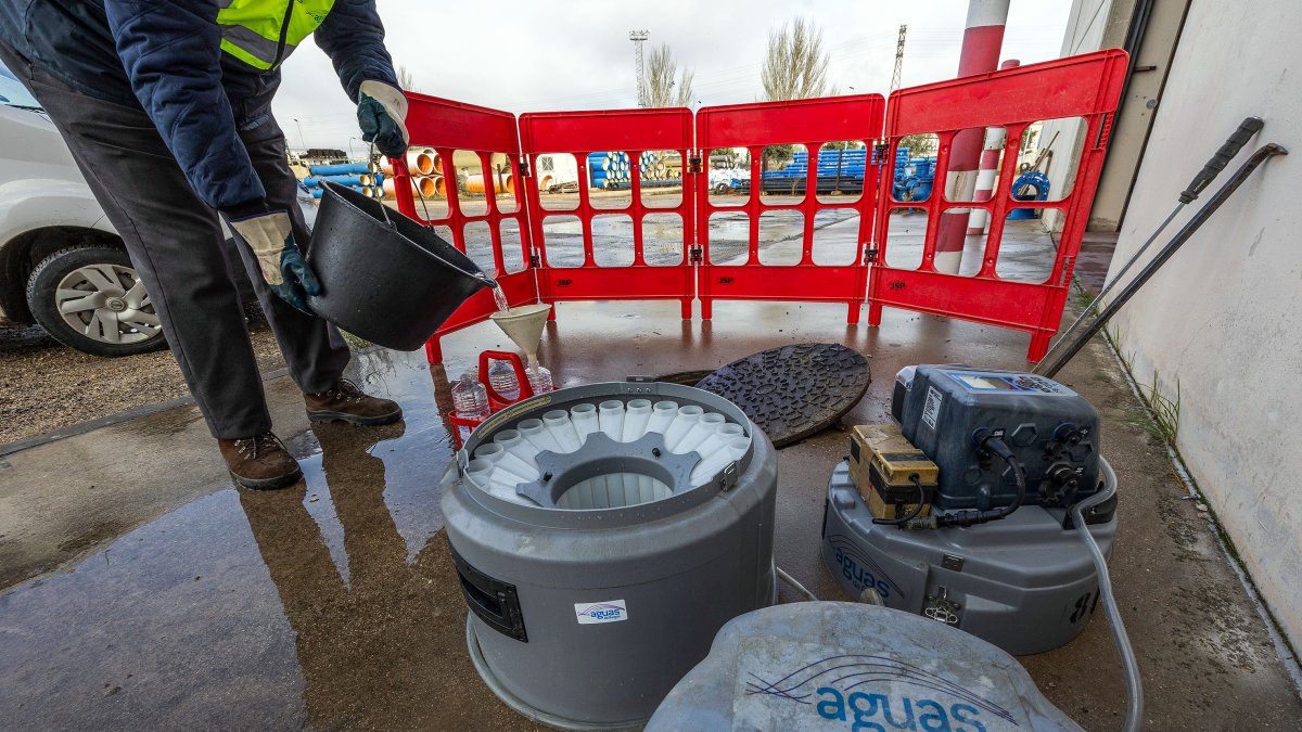 Este es el proceso que se sigue de toma de muestras y de trabajo en el laboratorio de Aguas de Burgos.