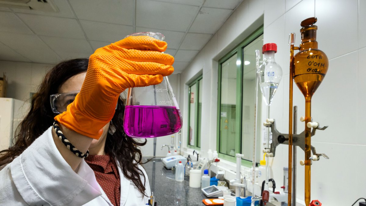 Una mujer muestra una de las muestras analizadas en el laboratorio.