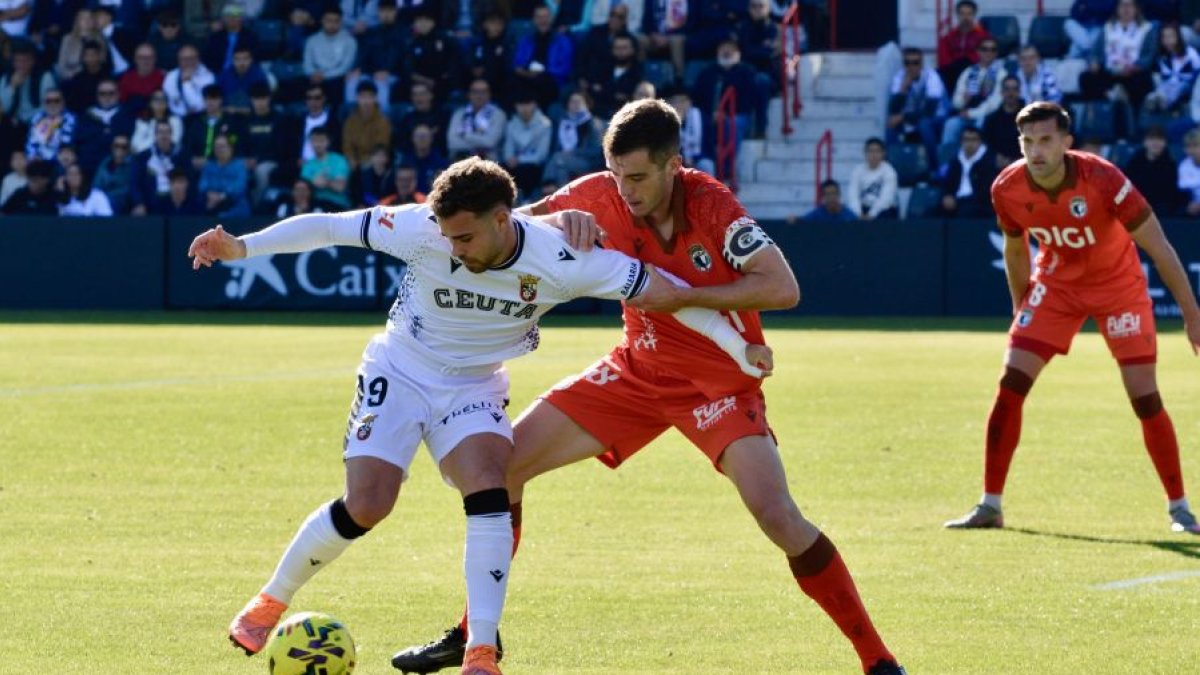 Aitor Córdoba trata de parar a un rival.