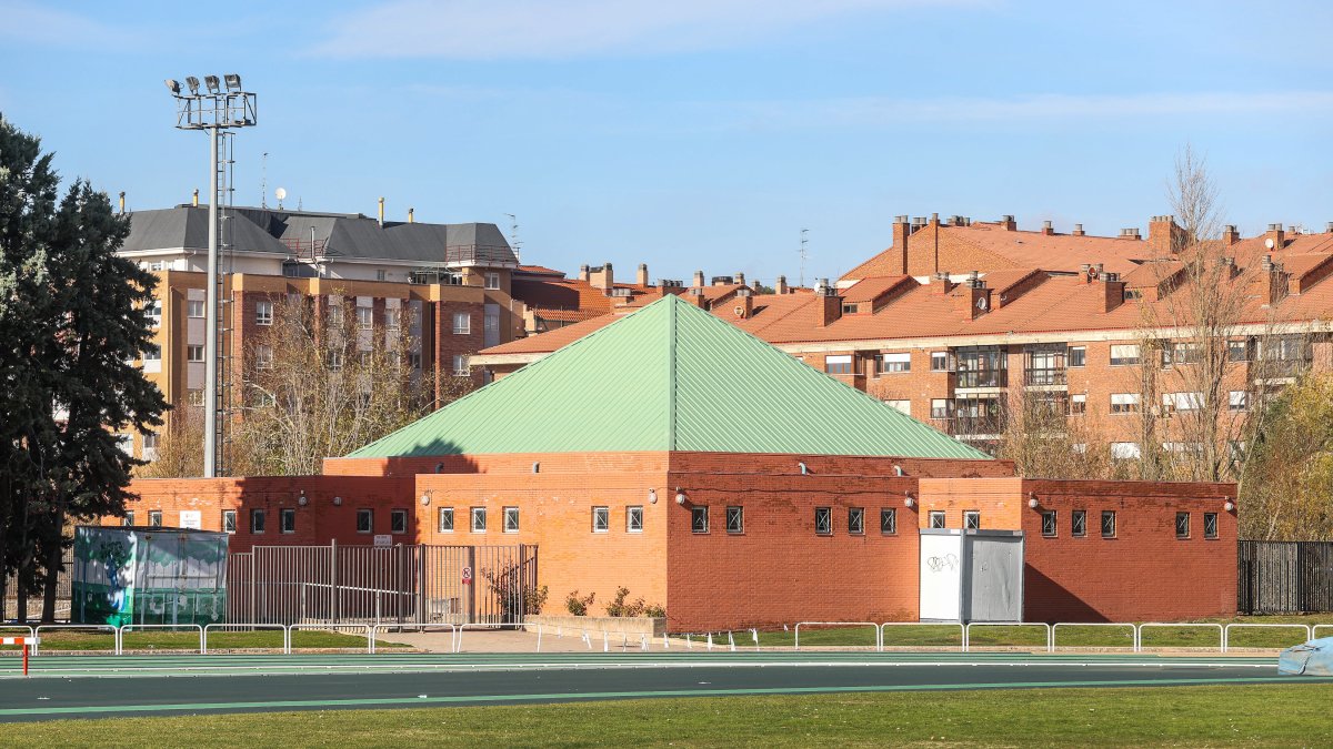 Vista exterior de los vestuarios de los campos de rugby y fútbol Bienvenido Nieto en San Amaro.