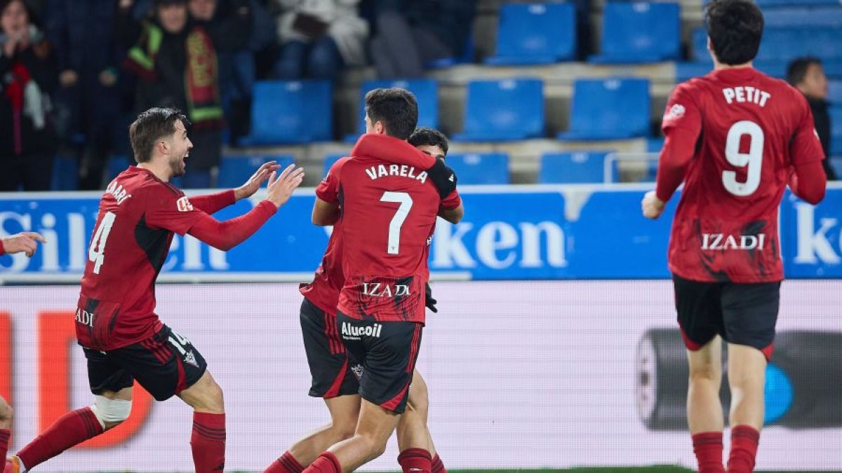 Los jugadores del Mirandés celebran el gol de Varela.
