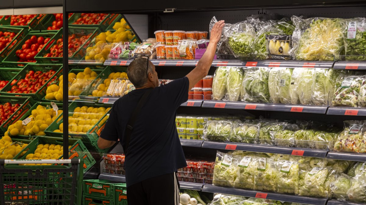 Un cliente elige verduras frescas en una tienda de Mercadona, que aplica medidas diarias para reducir el desperdicio.