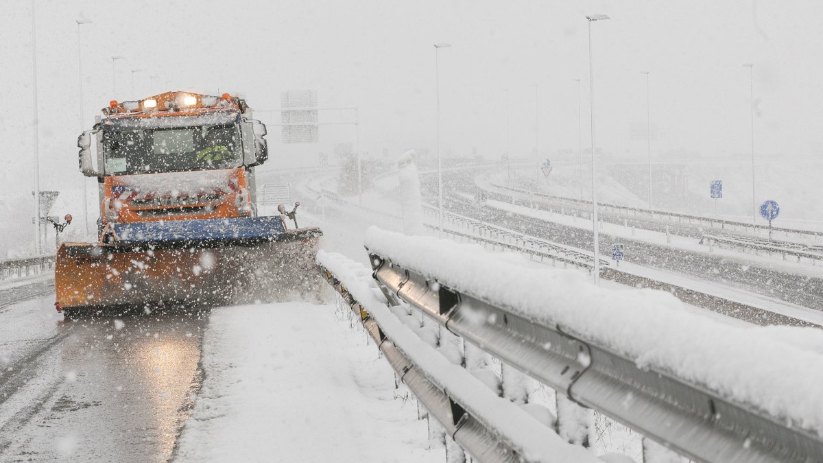Archivo - Una quitanieves circula por una carretera nevada en Burgos.