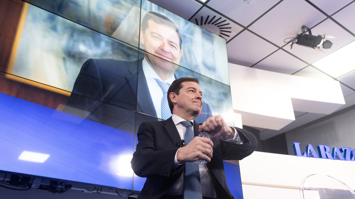 El presidente de la Junta de Castilla y León, Alfonso Fernández Mañueco, durante un desayuno informativo organizado por La Razón, a 2 de diciembre de 2025, en Madrid (España).