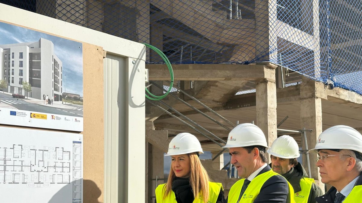 La alcaldesa de Miranda, Aitana Hernando, y el consejero de Medio Ambiente, Vivienda y Ordenación del Territorio, Juan Carlos Suárez-Quiñones