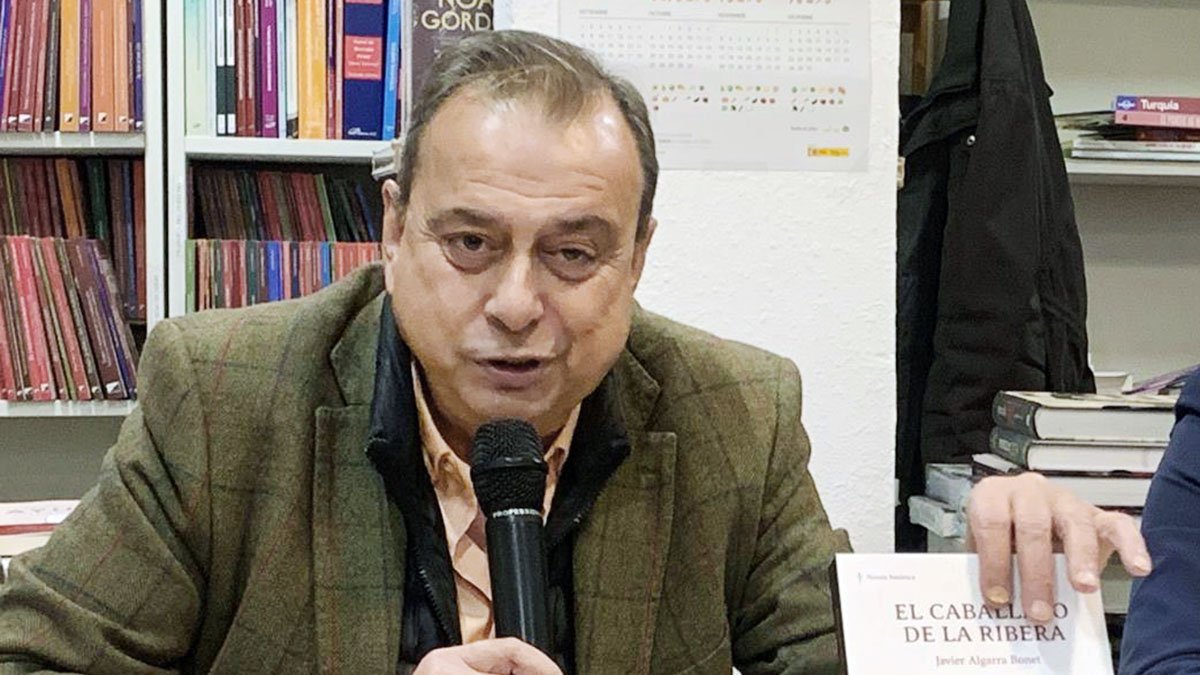 El periodista y escritor Javier Algarra, en una reciente presentación de su segunda novela.