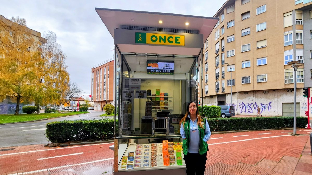 Marina Pilar Casas Ubierna posa junto a su puesto de venta.