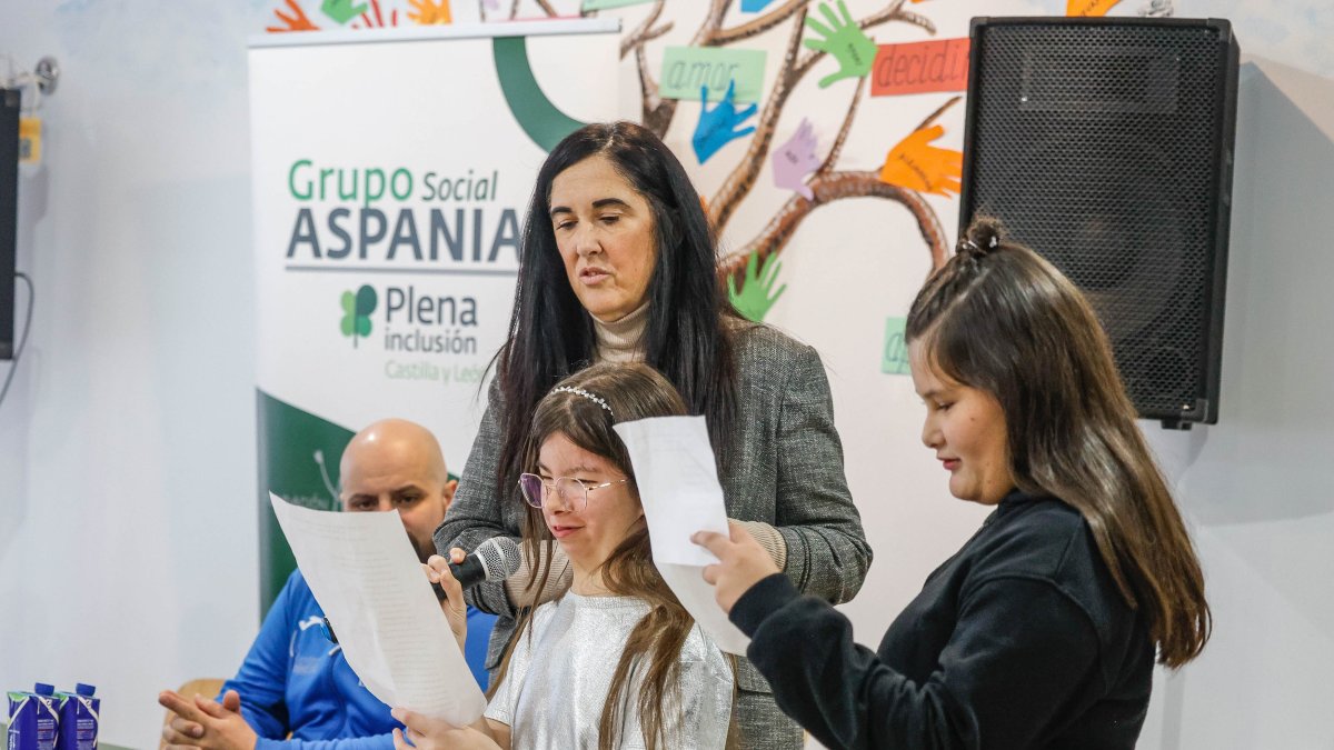 Dos usuarias del centro leen un poema en la celebración del Día de la Discapacidad.