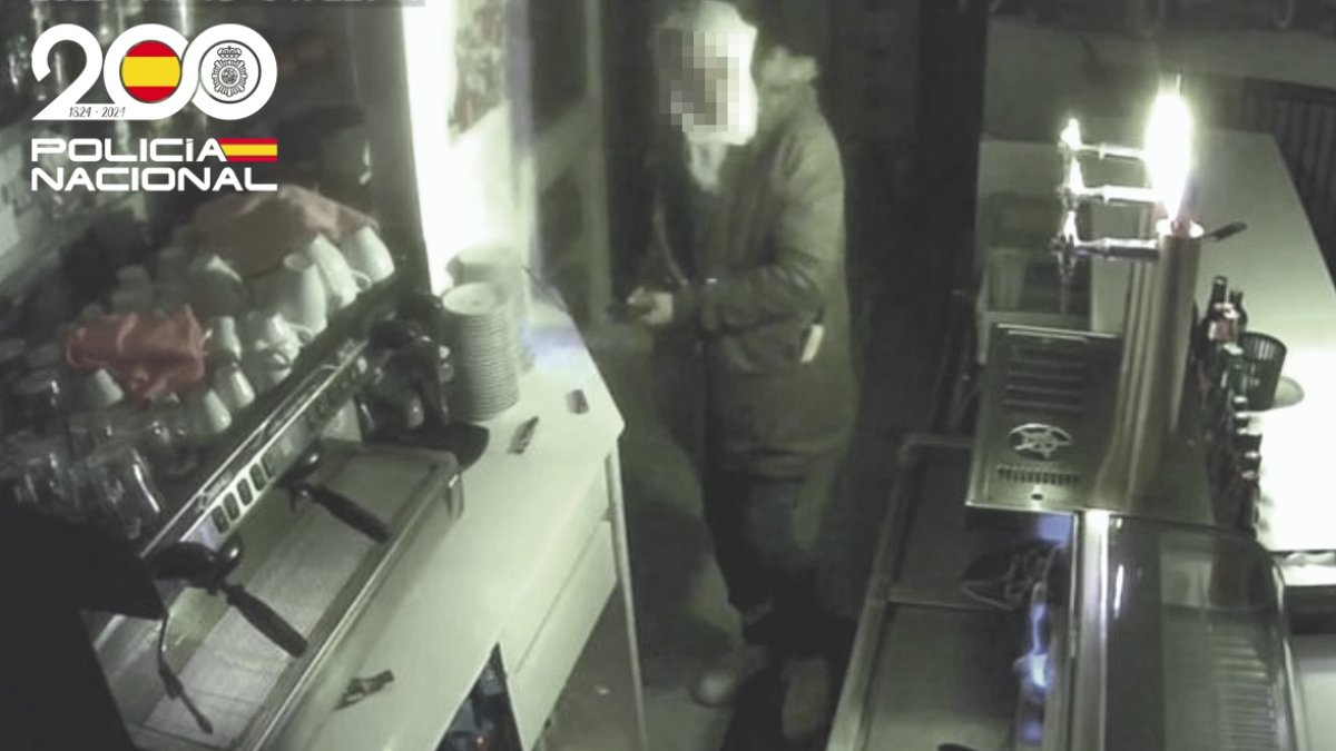 Imagen del ladrón en pleno robo en el bar.