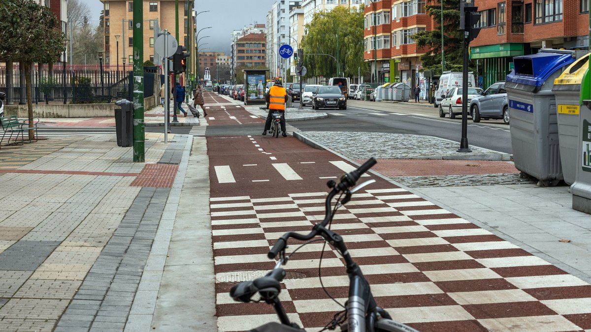 El carril bici de la avenida de la Constitución lleva en uso desde hace varias semanas.