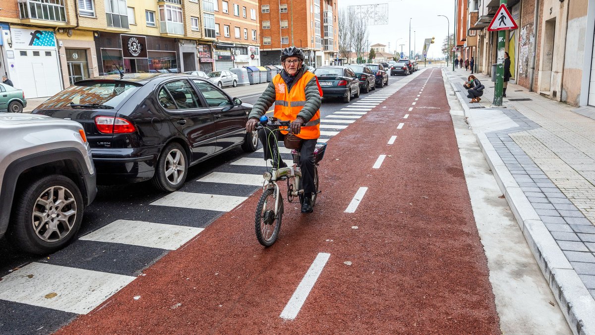 Un momento de la inauguración del carril bici de la avenida Constitución en Burgos.