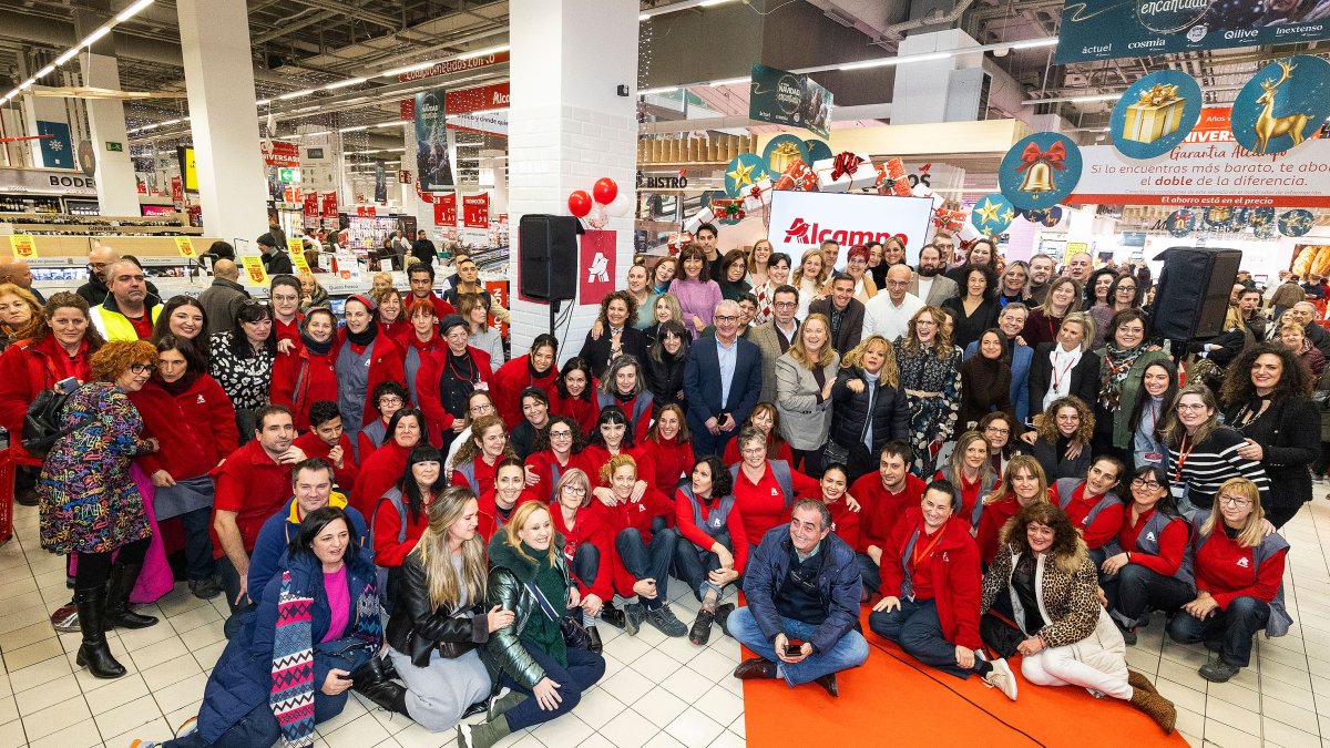 El hipermercado Alcampo Burgos celebró su 30 aniversario con un acto que reunió a representantes municipales, empleados y proveedores.