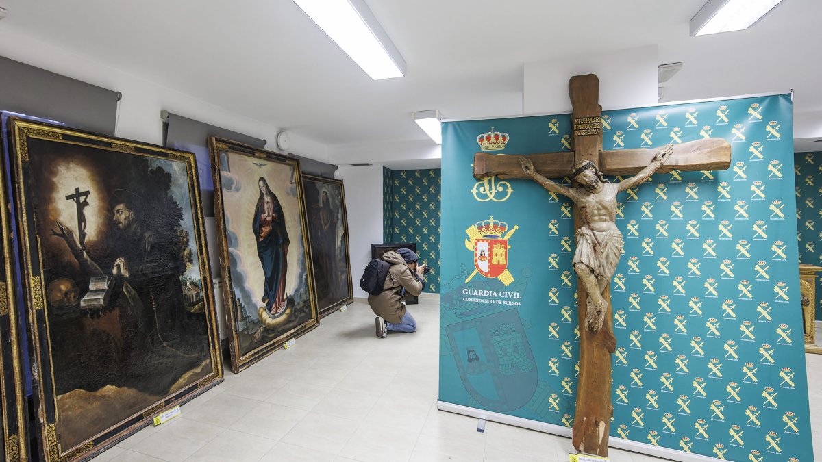 A la derecha, la pieza más antigua recuperada, un Cristo del siglo XIV.