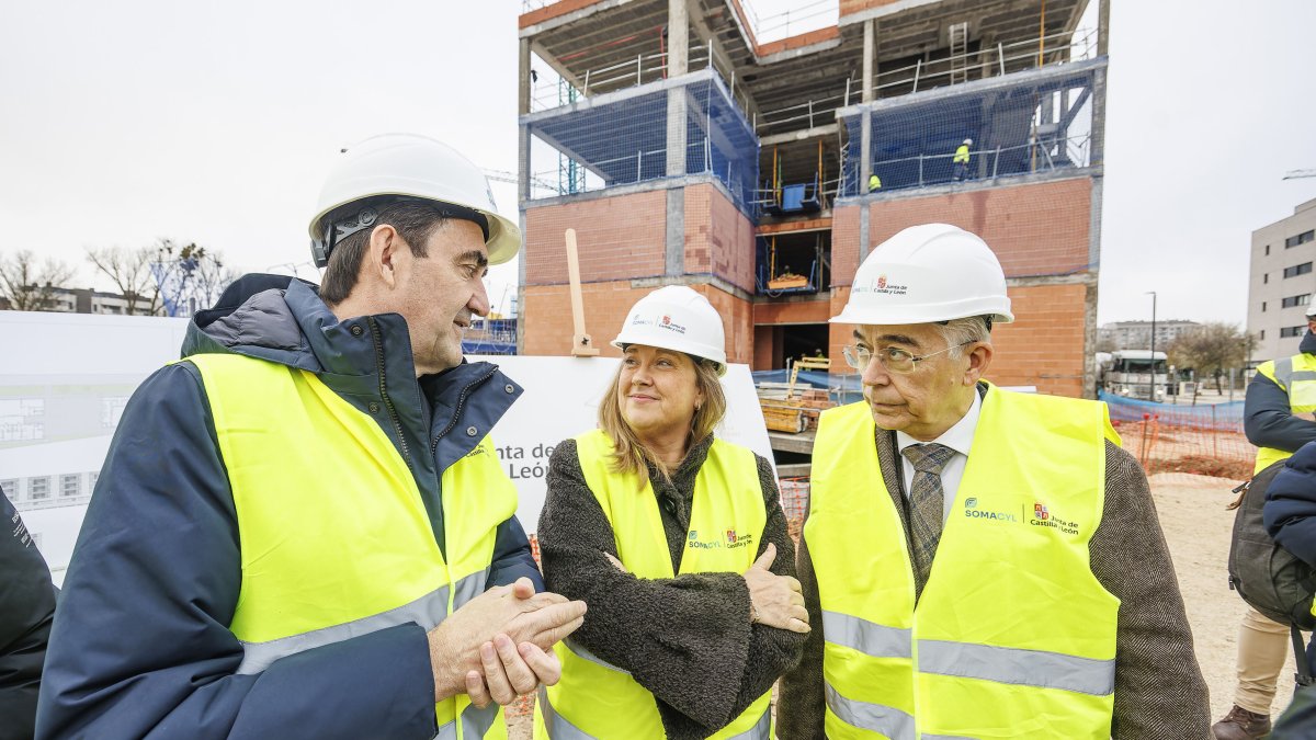 Juan Carlos Suárez-Quiñones, Cristina Ayala y Roberto Saiz en las obras del complejo de viviendas sociales proyectado en Burgos.