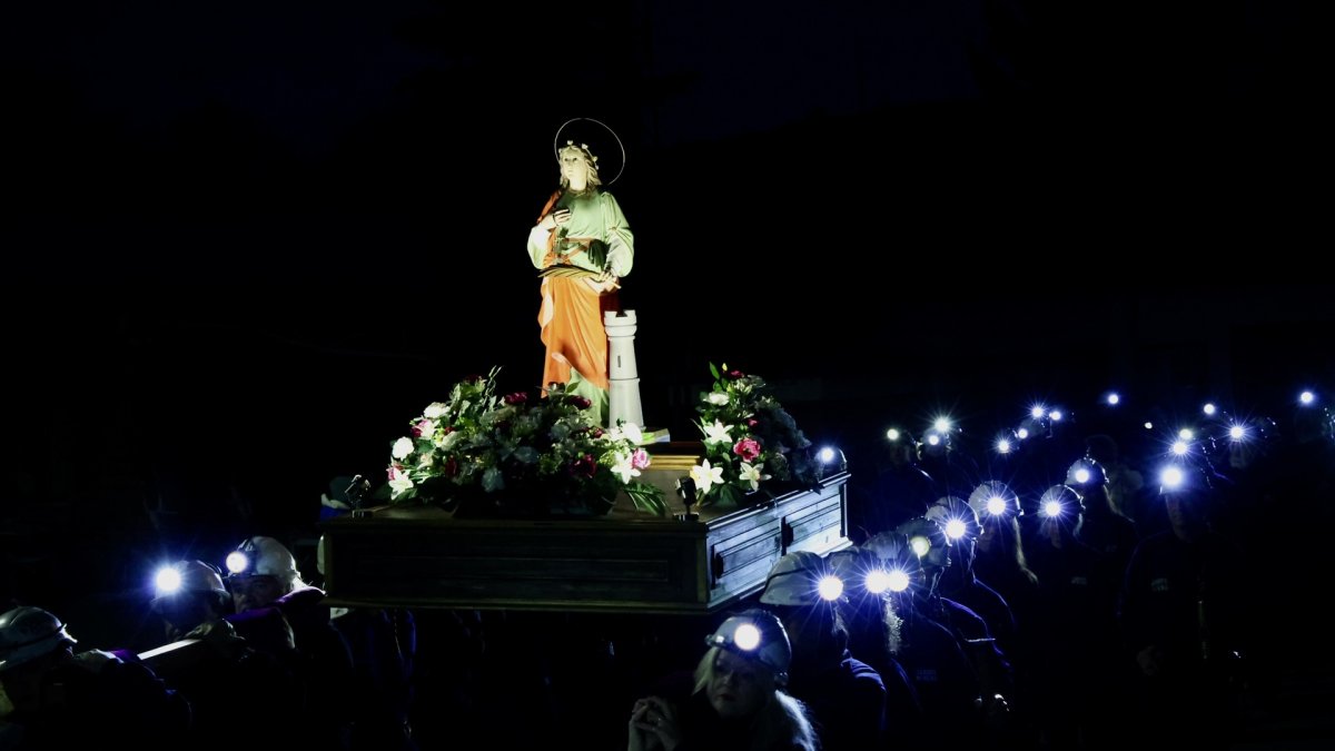 El colectivo Sangre Minera-Instituto de Estudios Montaña Central organiza una Procesión nocturna en honor a santa Bárbara en La Robla (León) con salida de la Mina Escuela y llegada a la iglesia de la localidad.