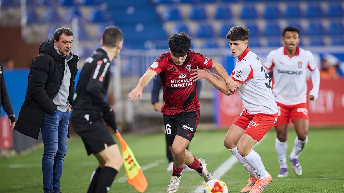 Imagen del partido entre el Mirandés y el Sporting.