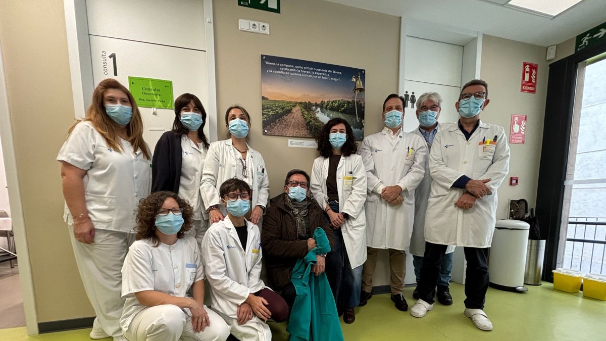 El equipo sanitario junto al presidente de la Asociación contra el Cáncer de Aranda
