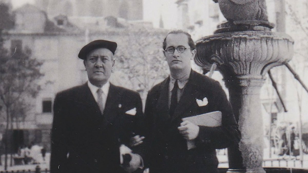 Manuel Machado con José María Zugazaga, junto a la fuente de La Flora.