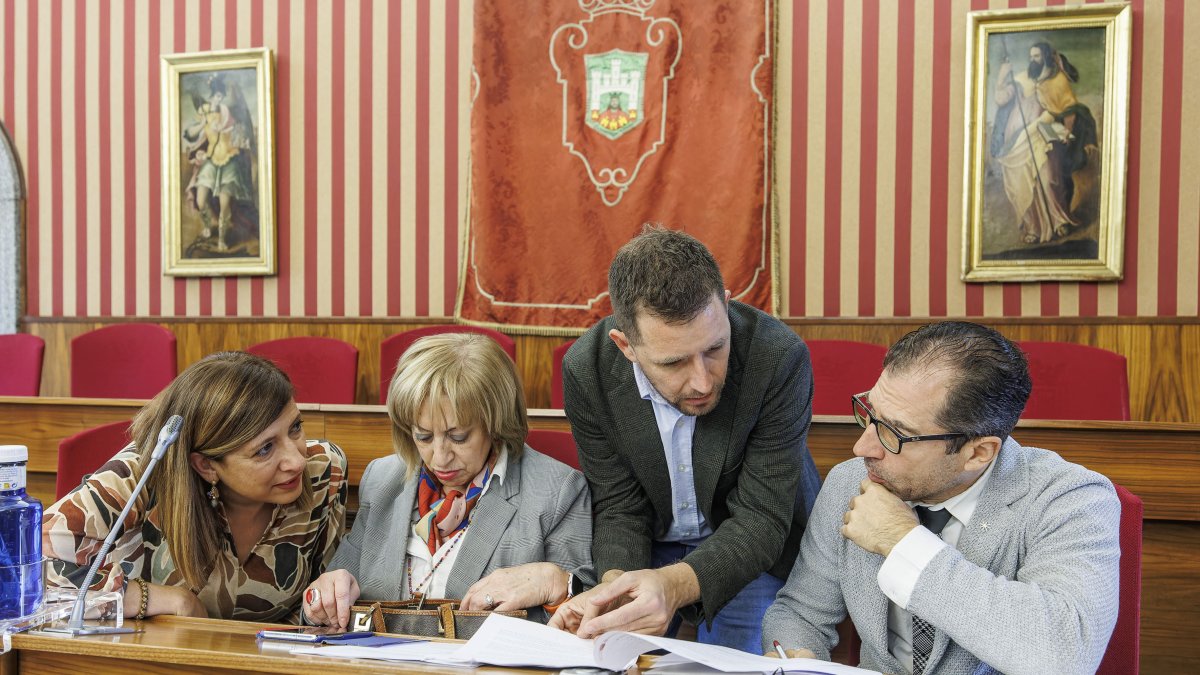 Nuria Barrio, Lola Ovejero, Josué Temiño y Julio César Arnaiz, ediles del PSOE, en la comisión de investigación de las fiestas de San Pedro.