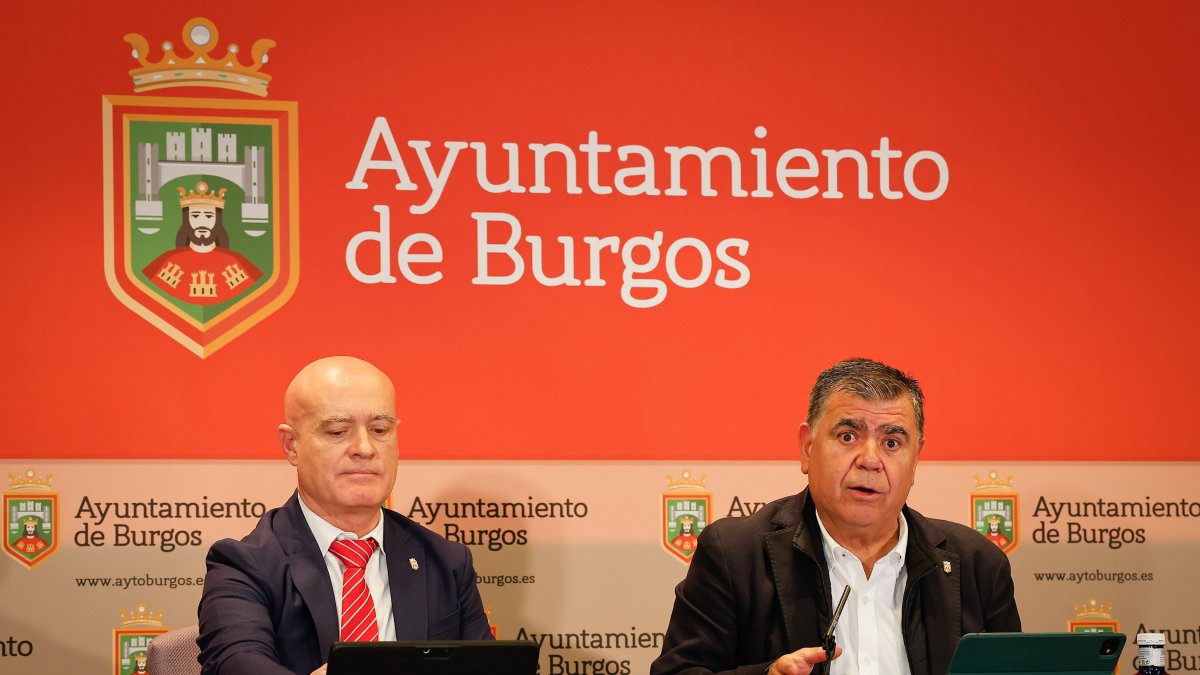 Los concejales Ángel Manzanedo y Juan Manuel Manso, durante la presentación del proyecto de presupuesto para 2026.