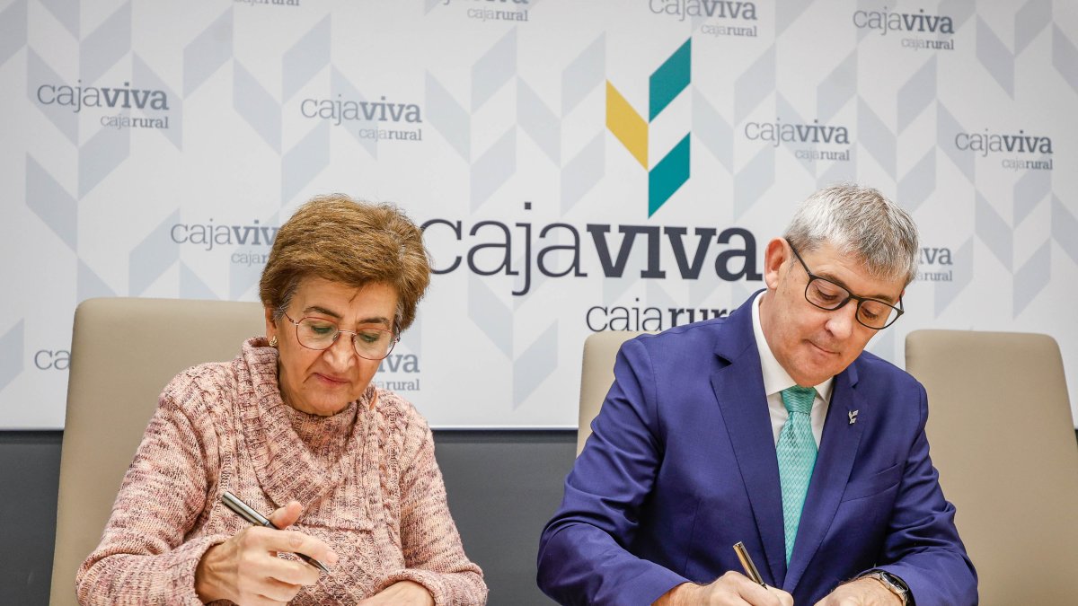 La presidenta de Apacid, Pilar Lara, y el presidente de Cajaviva Caja Rural, Jesús María Hontoria, suscriben el convenio de colaboración.
