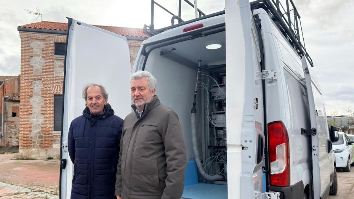 Jaime Fernández y Carlos Niño con la unidad movil para controlar la calidad del aire.