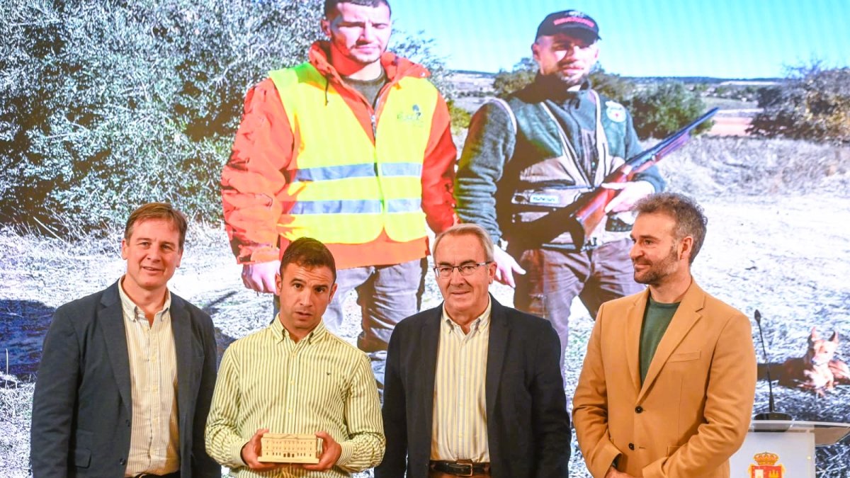 Ricardo Ramos, el vigente campeón de España, junto a los responsables de la Diputación y el alcalde de su pueblo.