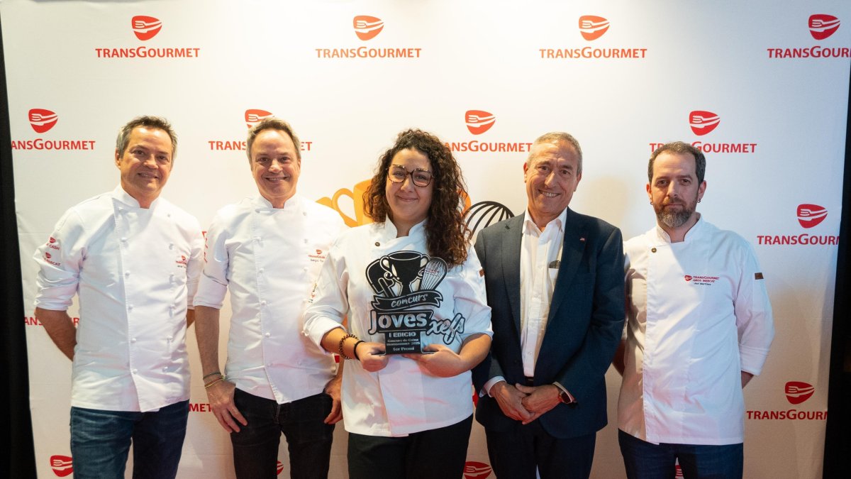 Marga Manucharyan, alumna de Vedruna Pro, Escuela Superior de Hostelería, de Barcelona, vencedora del concurso, posa con los hermanos Torres y los representantes de Transgourmet.