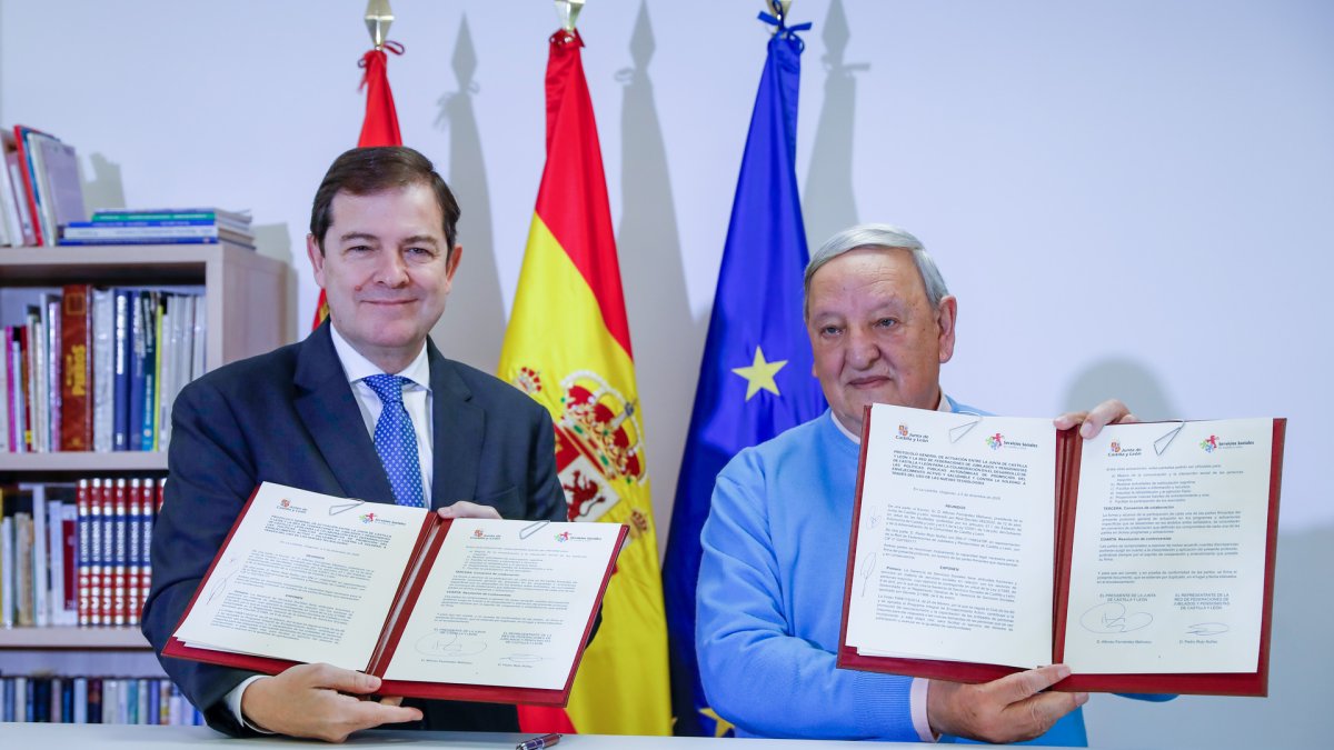El presidente de la Junta de Castilla y León, Alfonso Fernández Mañueco, firma un protocolo con la Red de Jubilados y Pensionistas de Castilla y León para fomentar el uso de nuevas tecnologías.