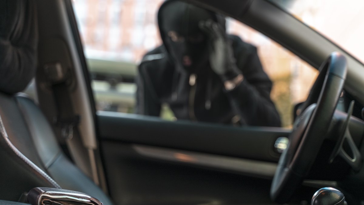 Así actúan los ladrones de bolsos en parkings de supermercados y así puedes evitarlo