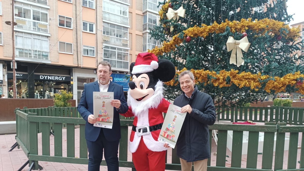 Miguel Ángel Iniestra (Zona G) y el concejal de Comercio, César Barriada, con Mickey Mouse en Gamonal.