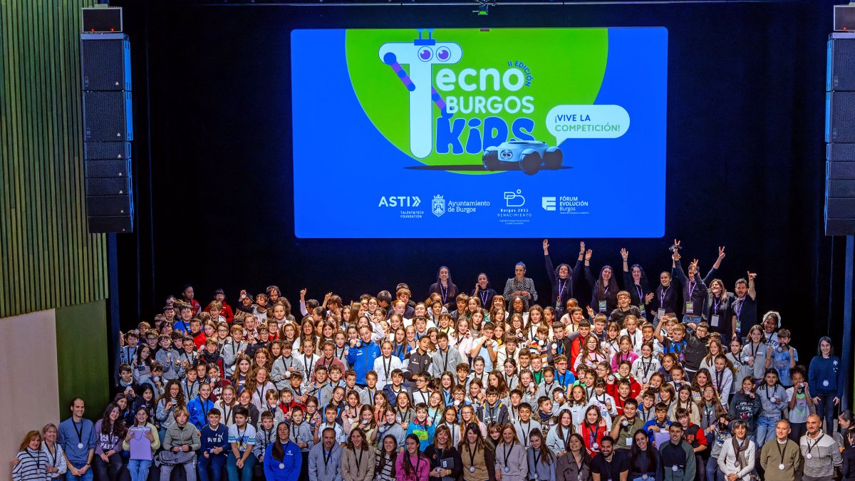 Los participantes se retratan en el escenario.