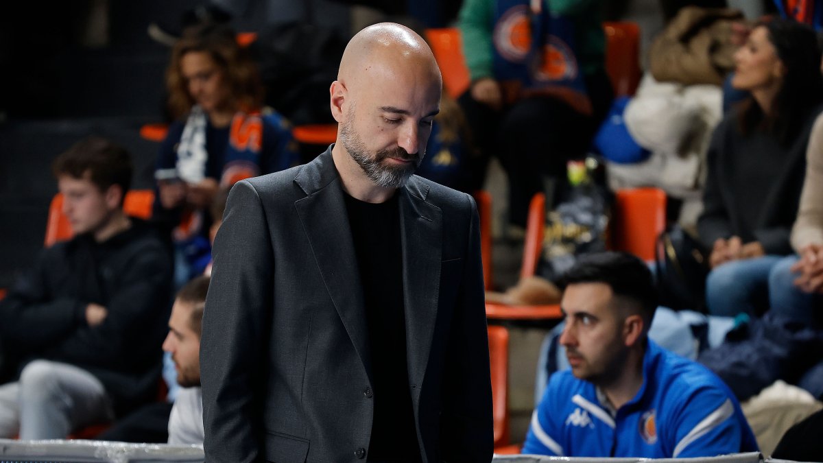 Juste, con gesto serio en la banda mientras Tizona se encadenaba a la derrota en casa ante el COB.