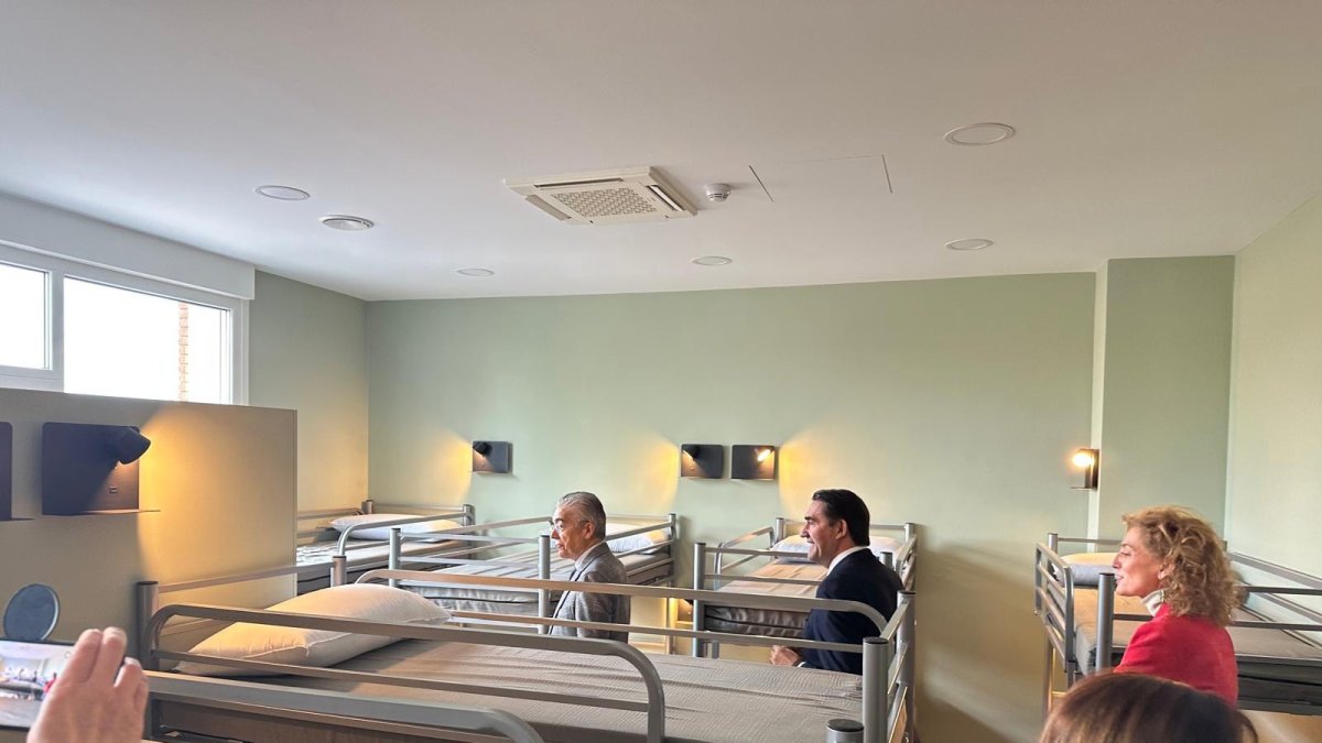 Suárez-Quiñones en la visita al Monasterio de Vileña, convertido en albergue.