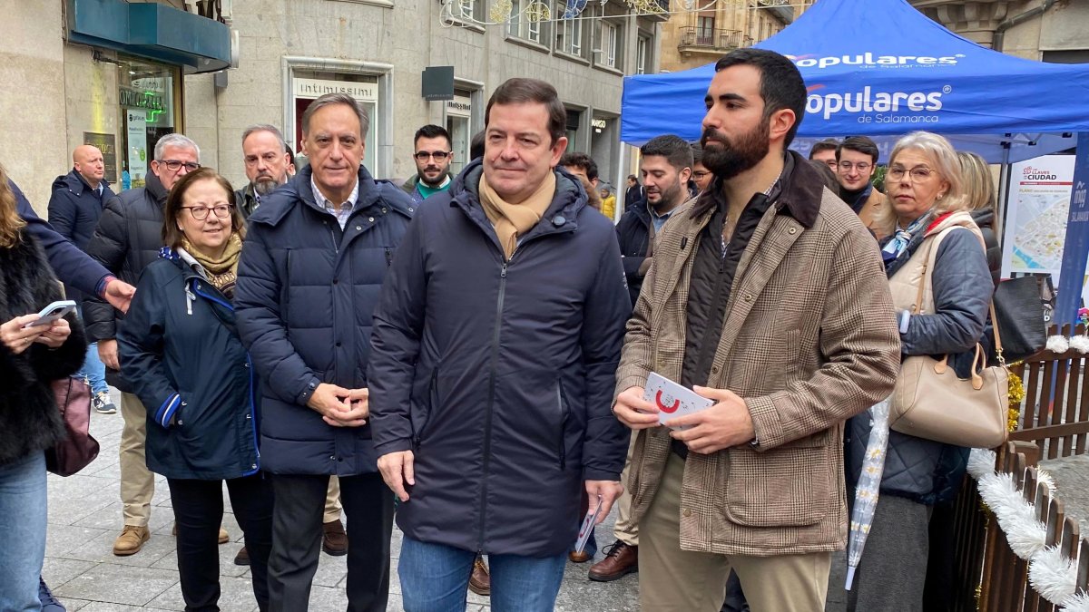 El presidente de la Junta de Castilla y León, Alfonso Fernández Mañueco, junto al presidente de NNGG de Salamanca, Ángel Porras (d) y el alcalde de Salamanca, Carlos García Carbayo (i).