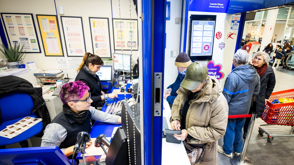 La afluencia de público ya es constante y fluída en la recta final de la campaña del Sorteo de Navidad en la administración Diana.