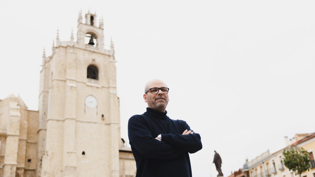 Javier presenta su libro “Bellas y Desconocidas”.