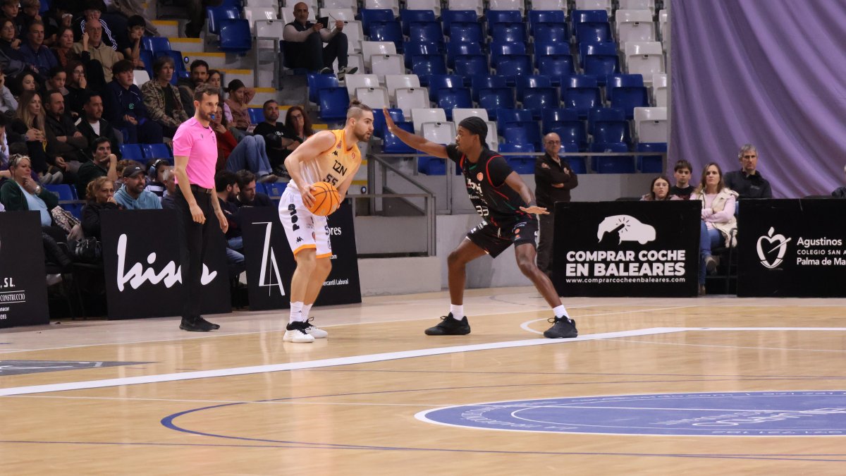Jofresa, con el balón junto a la línea de tres puntos, donde estuvo muy acertado.