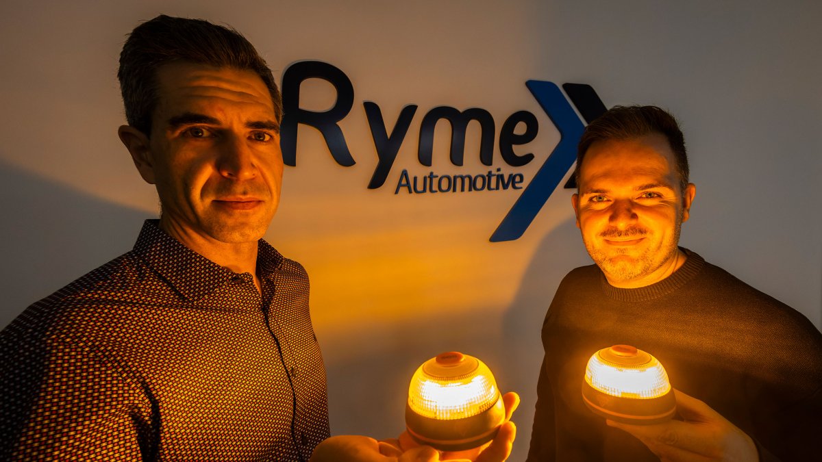 Eduardo Medina, director, y Daniel Martínez muestran la baliza diseñada por Ryme Automotive.