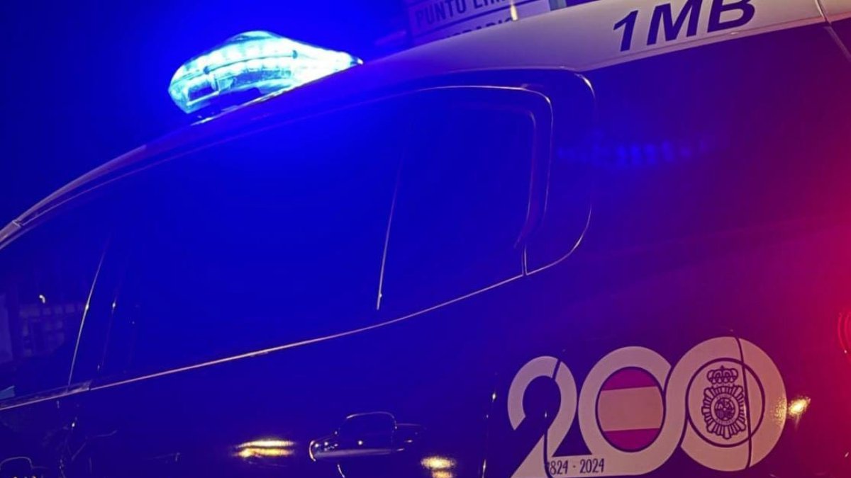 Vehículo e la Policía Nacional.