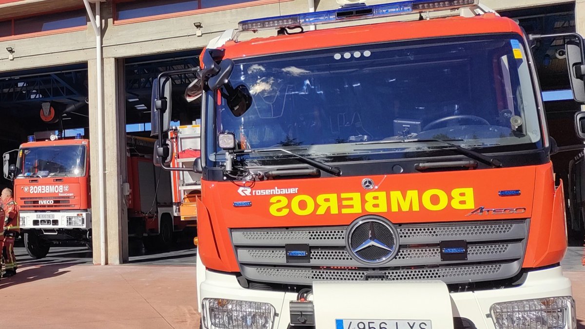 Archivo - Vehículo del servicio de bomberos en Salamanca.