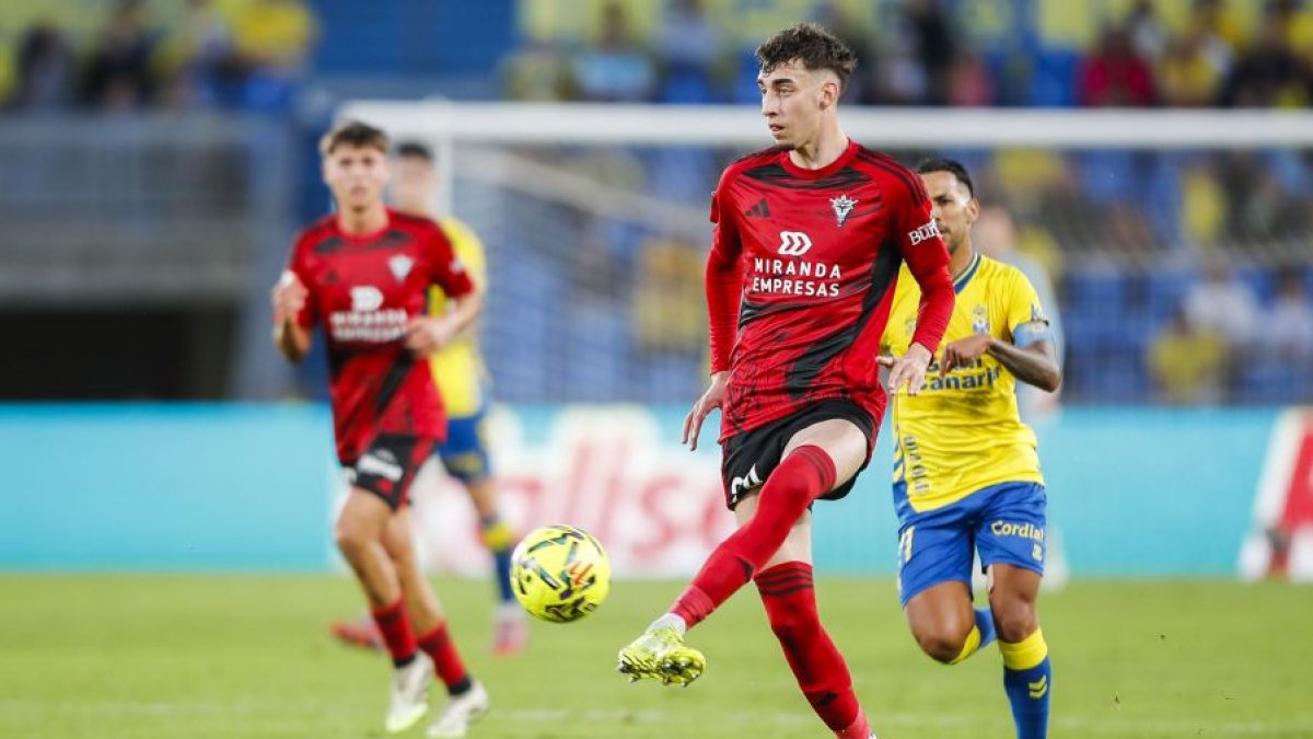 El Mirandés desaprovecha su superioridad numérica y sigue sin ganar fuera de casa.