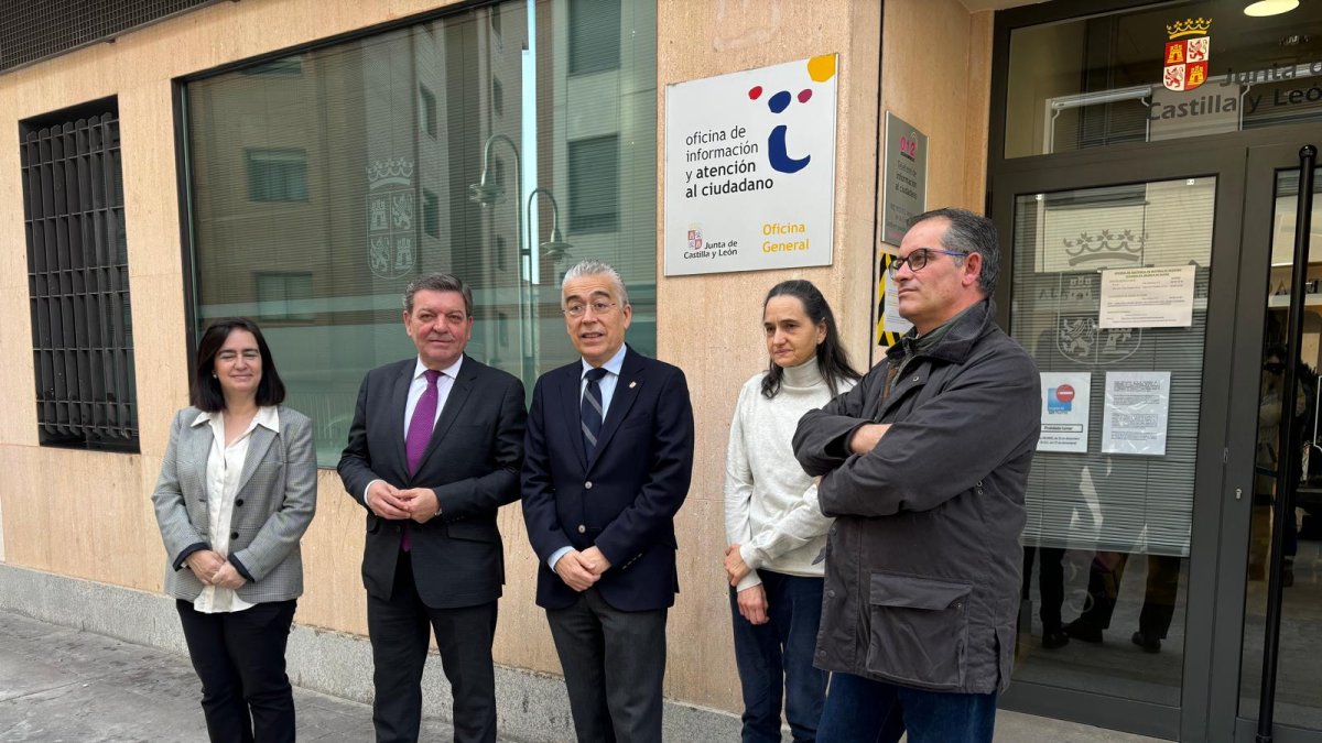 El consejero de presidencia en su visita a la oficina de información y atención ciudadana de Aranda