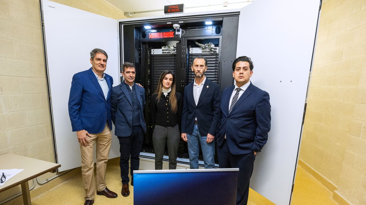 El diputado provincial Manuel Villanueva (segundo por la derecha), con el equipo de la empresa Axians que ha desarrollado y puesto en marcha el CPD instalado en el Monasterio de San Agustín.