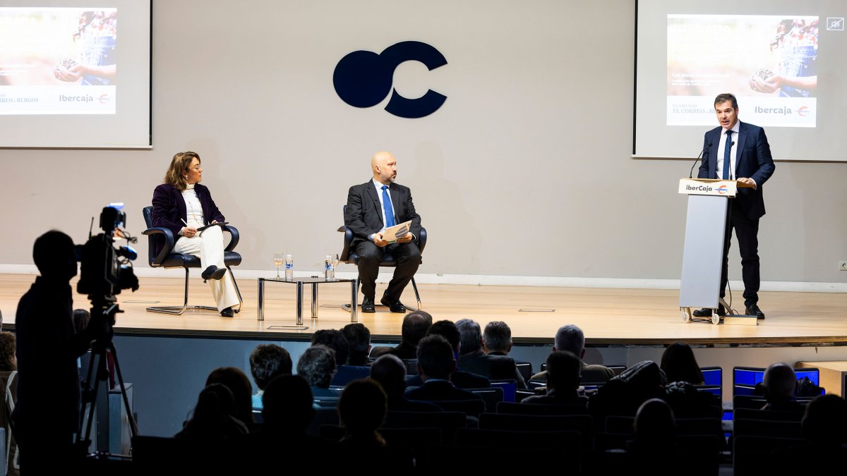 María González Corral, con el director de El Correo de Burgos, Ricardo G. Ureta, y Jorge Sicilia (Ibercaja).