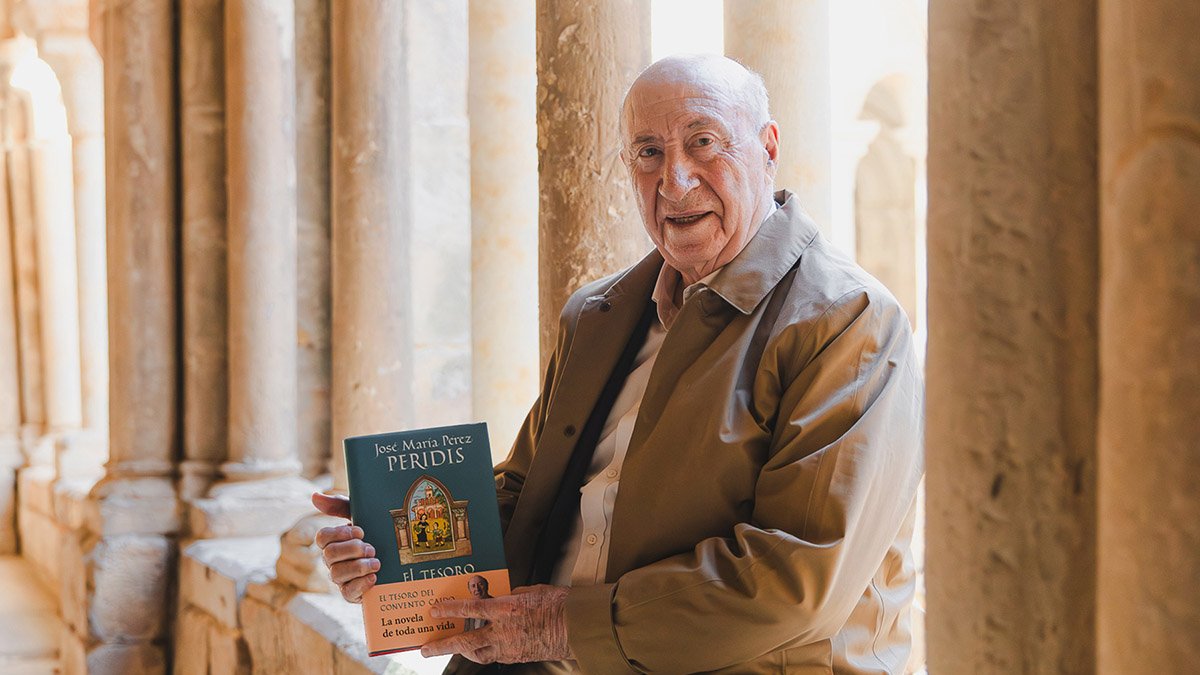 José María Pérez 'Peridis', con su última novela, ‘El tesoro del convento caído’.