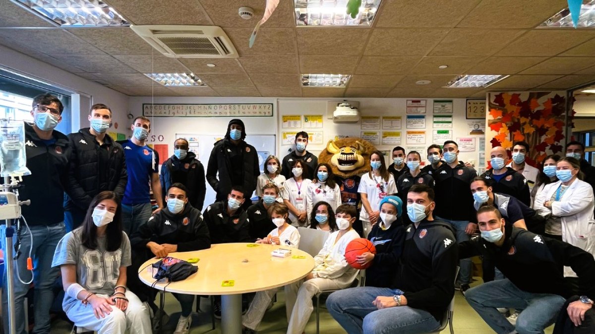 El Tizona visitó a los niños hospitalizados y donó nuevos juegos